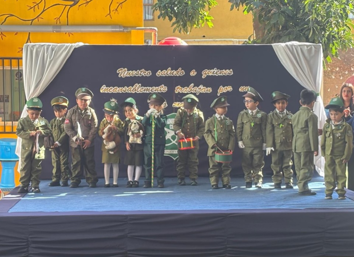 Niños en formación con Carabineros