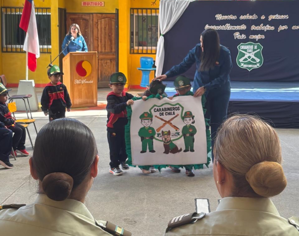 Niños en escenario con Carabineros
